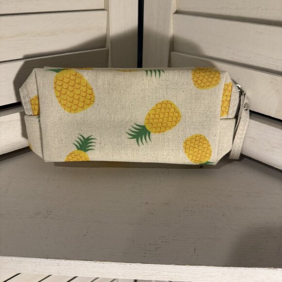 Pineapple Print Cosmetic Pouch – NWT, 100% Polyester - Picture 2 of 2